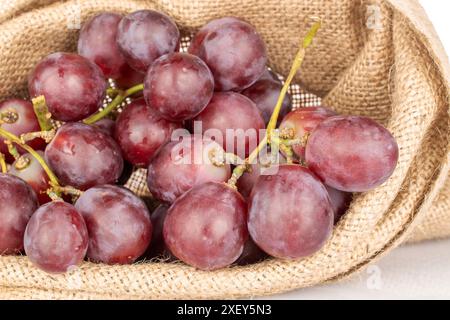 Ein Haufen süßer Trauben im Jutesack, Makro. Stockfoto