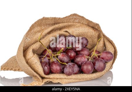 Ein Haufen süßer Trauben im Jutesack, Makro, isoliert auf weißem Hintergrund. Stockfoto