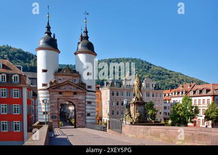 Deutschland, Heidelberg - 28. Juni 2024: Tor zur Karl-Theodor-Brücke, auch Alte Brücke genannt Stockfoto