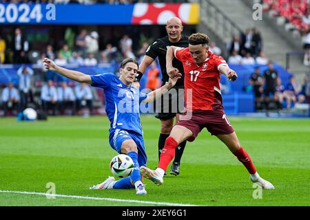 Berlin, Deutschland. Juni 2024. Berlin, 29. Juni 2024: Nicolo Fagioli (21 Italien) und Ruben Vargas (17 Schweiz) kämpfen um den Ball (Duell) während des Fußballspiels der UEFA EURO 2024 Deutschland Runde 16 zwischen der Schweiz und Italien im Olympiastadion in Berlin. (Daniela Porcelli/SPP) Credit: SPP Sport Press Photo. /Alamy Live News Stockfoto
