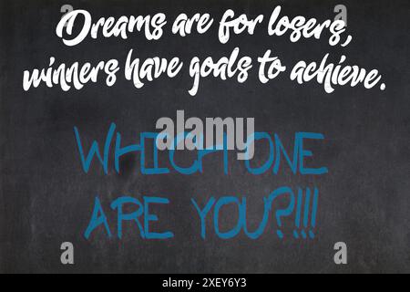 Tafel mit einem Motivationssatz, der besagt: Träume sind für Verlierer, Gewinner haben Ziele zu erreichen. Welche sind Sie?!!! Stockfoto