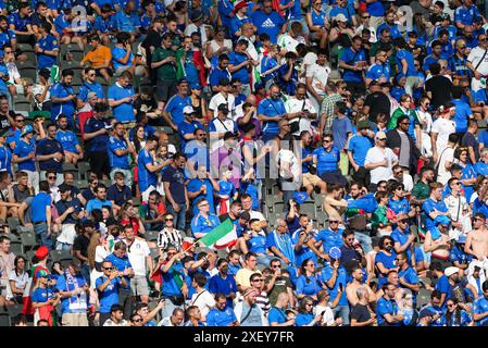 Berlin, Deutschland. Juni 2024. Italien Fans vor dem Achtelfinale der UEFA Euro 2024 im Olympiastadion Berlin am 29. Juni 2024. (Foto: Dimitrije Vasiljevic) Credit: Dimitrije Vasiljevic/Alamy Live News Stockfoto