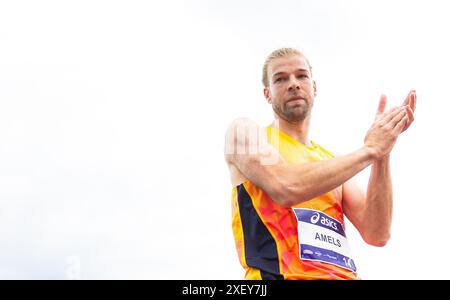 HENGELO - Douwe Amels im Hochsprung-Finale am dritten Tag der nationalen Leichtathletik-Meisterschaft im FBK-Stadion. ANP IRIS VAN DEN BROEK Stockfoto