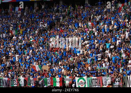Berlin, Deutschland. Juni 2024. Italien Fans vor dem Achtelfinale der UEFA Euro 2024 im Olympiastadion Berlin am 29. Juni 2024. (Foto: Dimitrije Vasiljevic) Credit: Dimitrije Vasiljevic/Alamy Live News Stockfoto