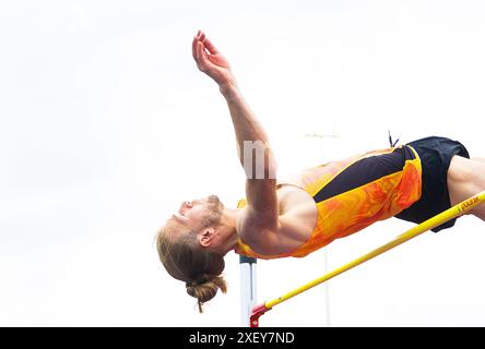 HENGELO - Douwe Amels im Hochsprung-Finale am dritten Tag der nationalen Leichtathletik-Meisterschaft im FBK-Stadion. ANP IRIS VAN DEN BROEK Stockfoto