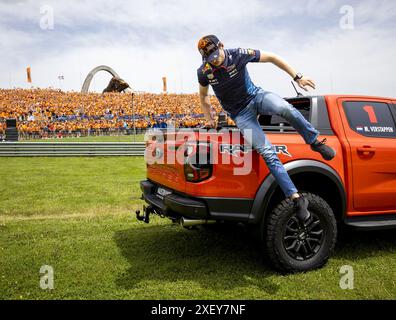 SPIELBERG - Max Verstappen (Red Bull Racing) mit den Orange Fans vor dem Großen Preis von Österreich auf dem Red Bull Ring Rennkurs. ANP SEM VAN DER WAL Stockfoto