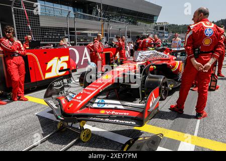 Spielberg, Österreich. Juni 2024. Formel 1 Quatar Airlines großer Preis von Österreich am Red Bull Ring, Österreich. Im Bild: Ferrari SF-24 von Charles Leclerc vor dem Start des Sprints © Piotr Zajac/Alamy Live News Stockfoto