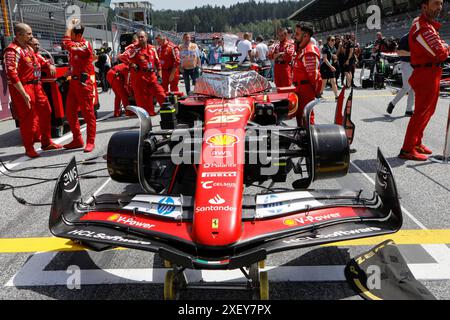 Spielberg, Österreich. Juni 2024. Formel 1 Quatar Airlines großer Preis von Österreich am Red Bull Ring, Österreich. Im Bild: Ferrari SF-24 von Charles Leclerc vor dem Start des Sprints © Piotr Zajac/Alamy Live News Stockfoto