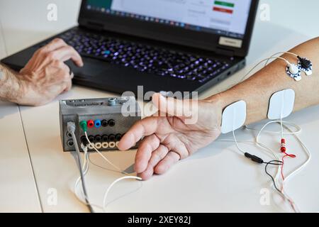 Neuromod, Neuromodulationssystem im geschlossenen Kreislauf zur Verbesserung des Schlafes und der Gedächtniskonsolidierung, Unit of Health, Technology Centre, Tecnalia Rese Stockfoto