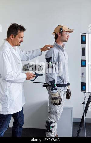 EXODYN Projekt, Exoskelette zur Prävention von muskuloskelettalen Beschwerden in Arbeitsumgebungen, Unit of Health, Technology Centre, Tecnalia Research Stockfoto