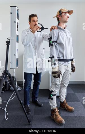 EXODYN Projekt, Exoskelette zur Prävention von muskuloskelettalen Beschwerden in Arbeitsumgebungen, Unit of Health, Technology Centre, Tecnalia Research Stockfoto