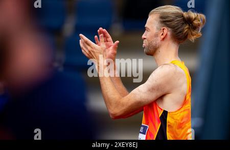 HENGELO - Douwe Amels im Hochsprung-Finale am dritten Tag der nationalen Leichtathletik-Meisterschaft im FBK-Stadion. ANP IRIS VAN DEN BROEK Stockfoto