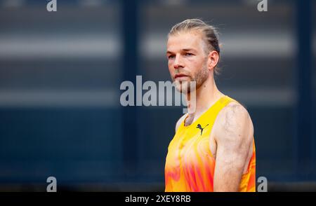 HENGELO - Douw Amels im Hochsprung-Finale am dritten Tag der nationalen Leichtathletik-Meisterschaft im FBK-Stadion. ANP IRIS VAN DEN BROEK Stockfoto