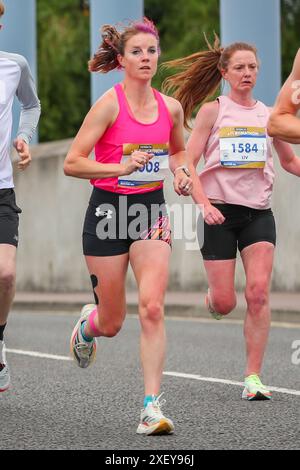 Derby, Großbritannien. 30. Juni 2024. Der Derby Half Marathon (Ramathon) 2024 überquert Becky Morrish die Railway Bridge auf der London Road Derby. Quelle: Clive Stapleton/Alamy Live News Stockfoto