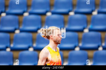 HENGELO - Douwe Amels im Hochsprung-Finale am dritten Tag der nationalen Leichtathletik-Meisterschaft im FBK-Stadion. ANP IRIS VAN DEN BROEK Stockfoto