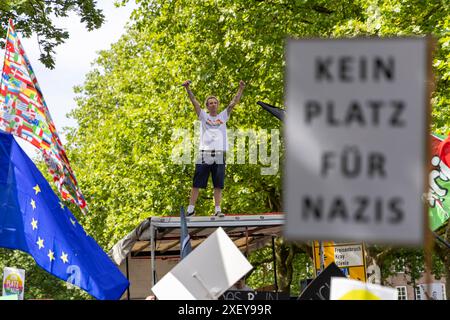 Demonstration gegen den AFD-Bundesparteitag 2024. 29.06.2024, EU, DEU, Deutschland, Nordrhein-Westfalen, Essen: Demonstration von mehreren 10,000 Personen gegen den AFD-Bundesparteitag 2024. Demonstranten versuchen mit Blockaden den AFP-Politikern den Zugang zur Grugahalle zu versperren. Allein über 50,000 Gegendemonstranten ziehen von Richtung Hauptbahnhof in Richtung Grugahalle. Gesangseinlage des Sängers von ZSK. EU, DEU, Deutschland, Nordrhein-Westfalen, Essen: Demonstration mehrerer 10.000 Menschen gegen die AFD-Bundesparteikonferenz 2024. Demonstranten versuchen, den AFP-Politiker zu blockieren Stockfoto