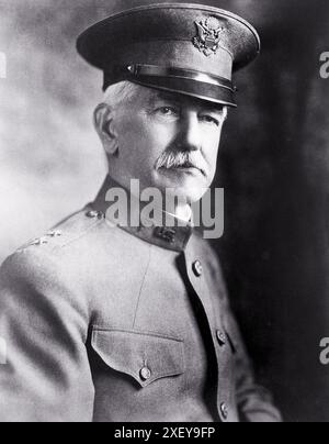 Ein schwarz-weißes Porträt von General William Crawford Gorgas, einem Arzt der US-Armee. Er trägt eine Militäruniform und eine Mütze mit einem US-Army-Abzeichen. Stockfoto