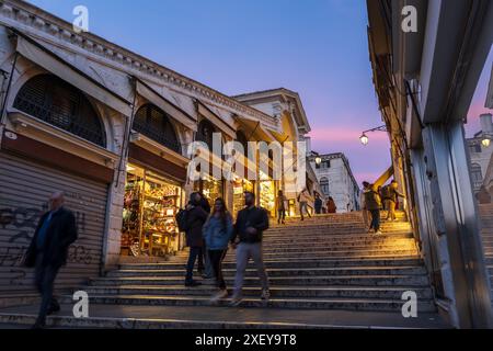 Venedig, Italien - 20. März 2024 - Menschen auf der Rialtobrücke am Abend mit traditionellen Boutiquen. Fußgängerbrücke von 1591 Spa Stockfoto