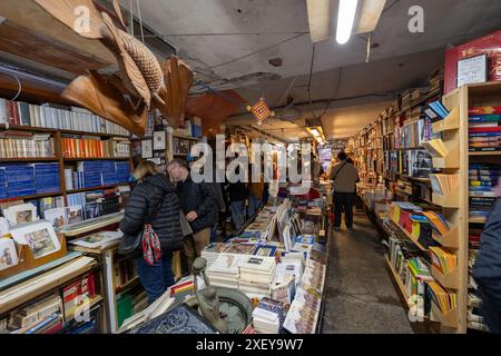 Venedig, Italien - 24. März 2024 - Acqua Alta Bibliothek berühmte Buchhandlung, Wahrzeichen der Stadt. Stockfoto