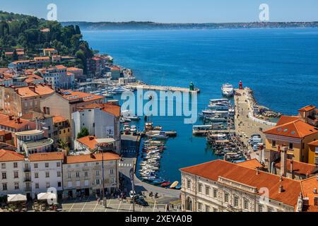 Piran, Slowenien - 20. Juli 2022: Blick über den Hafen von Piran in der Ferienstadt an der Adria, slowenische Istrien. Stockfoto