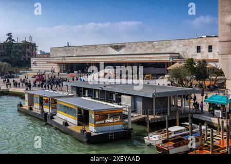 Venedig, Italien - 19. März 2024 - Bahnhof Venezia Santa Lucia und schwimmende Plattformen des Vaporetto-Wasserbusses am Canal Grande. Stockfoto