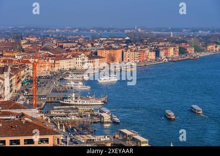 Venedig, Italien - 19. März 2024 - Blick über die Stadt, das Stadtbild mit Promenade, Booten und Wasserbussen an der Uferpromenade Riva degli Schiavoni am Veneti Stockfoto