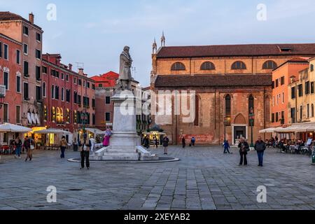 Venedig, Italien - 19. März 2024 - Campo Santo Stefano (Stephansplatz) Stadtplatz mit Stephanskirche und Denkmal für Niccolo Tommaseo Stockfoto