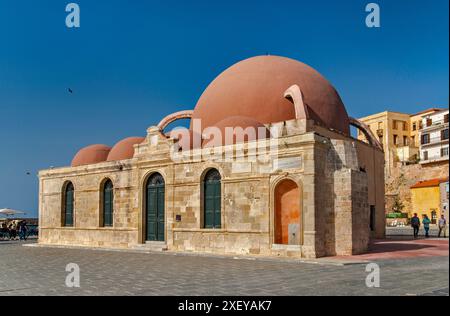 Hasan Pascha-Moschee, Osmanische Moschee, heute Ausstellungshalle, an der Promenade, im alten venezianischen Hafen, in Hania (Chania), Westkreta, Griechenland Stockfoto