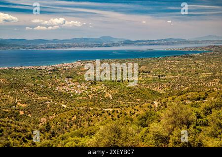 Blick von der Straße zum Agios Nikolaos Kloster, Küstenstadt Amarynthos in weiter Ferne, südeuropäischer Golf, Ägäis, auf Evia Island, Griechenland Stockfoto