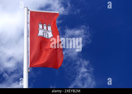 Wehende Fahne des deutschen Bundeslandes Hamburg *** schwenkende Flagge des Bundeslandes Hamburg Stockfoto