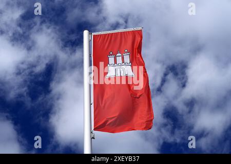 Wehende Fahne des deutschen Bundeslandes Hamburg *** schwenkende Flagge des Bundeslandes Hamburg Stockfoto