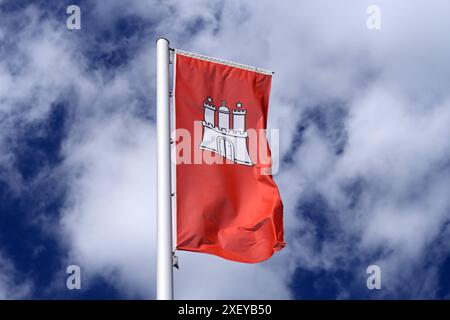 Wehende Fahne des deutschen Bundeslandes Hamburg *** schwenkende Flagge des Bundeslandes Hamburg Stockfoto