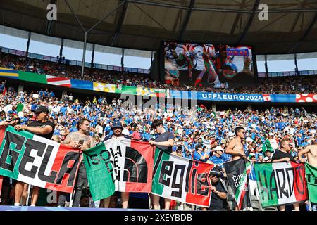 Berlin, Deutschland. Juni 2024. Italien Fans Fußball/Fußball : UEFA Europameisterschaft Deutschland 2024 Achtelfinale zwischen der Schweiz 2-0 Italien im Olympiastadion in Berlin. Quelle: Mutsu Kawamori/AFLO/Alamy Live News Stockfoto