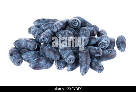 Geißblatt isoliert auf weißem Hintergrund. Frische blaue Beerenfrüchte aus Geißblatt. Beschneidungspfad Stockfoto