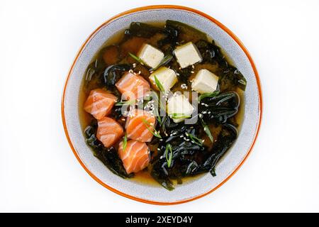 Miso-Suppe Mit Lachs Auf Weißem Hintergrund, Isolate, Für Restaurantmenü, Essenslieferung, Sushi-Bar Stockfoto