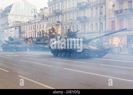 Kiew, Ukraine - 18. August 2018: Ukrainische Armeepanzer auf der Straße Chreshtschatjk während einer Paradeprobe Stockfoto