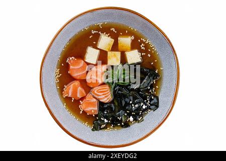 Nahaufnahme der appetitlichen ishikari Miso-Suppe mit Lachs in einer schwarzen Schüssel, horizontal Stockfoto