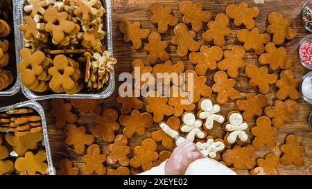 Festliche Lebkuchen-Sandwiches auf rustikalem Holztisch Stockfoto