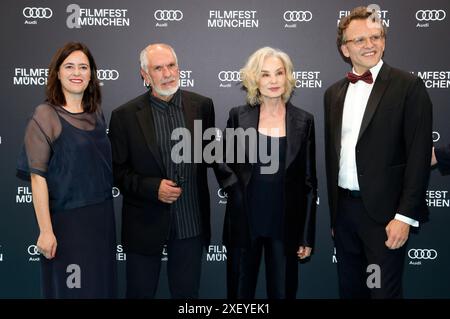 Julia Weigl, Michael Cristofer, Jessica lange und Christoph Gröner bei der Festivaleröffnung mit der Premiere des Kinofilms zwei zu eins auf dem 41. Filmfest München 2024 im Gasteig HP8. München, 29.06.2024 *** Julia Weigl, Michael Cristofer, Jessica lange und Christoph Gröner bei der Festivaleröffnung mit der Premiere des Spielfilms zwei zu eins beim Filmfest München 41 2024 im Gasteig HP8 München, 29 06 2024 Foto:xD.xBedrosianx/xFuturexImagex filmfest Opening 4751 Stockfoto