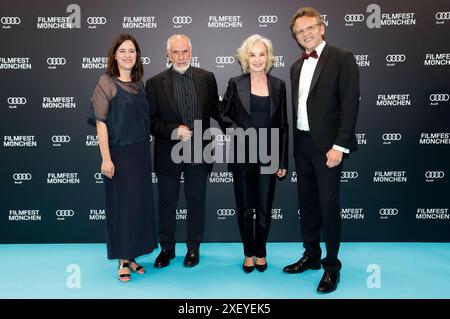 Julia Weigl, Michael Cristofer, Jessica lange und Christoph Gröner bei der Festivaleröffnung mit der Premiere des Kinofilms zwei zu eins auf dem 41. Filmfest München 2024 im Gasteig HP8. München, 29.06.2024 *** Julia Weigl, Michael Cristofer, Jessica lange und Christoph Gröner bei der Festivaleröffnung mit der Premiere des Spielfilms zwei zu eins beim Filmfest München 41 2024 im Gasteig HP8 München, 29 06 2024 Foto:xD.xBedrosianx/xFuturexImagex filmfest Opening 4747 Stockfoto