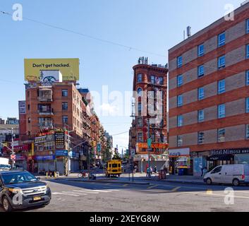 Eldridge Street, die an einem Wochentagmorgen von der Kreuzung mit Division Street und Forsyth Street nach Norden blickt; überwiegend Wohngebäude mit Geschäften. Stockfoto