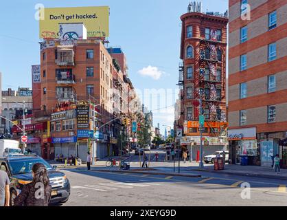 Eldridge Street, die an einem Wochentagmorgen von der Kreuzung mit Division Street und Forsyth Street nach Norden blickt; überwiegend Wohngebäude mit Geschäften. Stockfoto