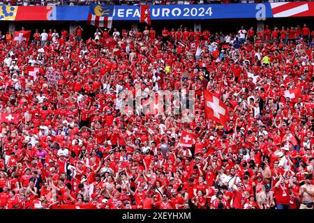 Berlin, Deutschland. Juni 2024. Unterstützer der Schweiz beim Achtelfinale der UEFA Euro 2024 zwischen der Schweiz und Italien am 29. Juni 2024 in Berlin. Quelle: Marco Canoniero/Alamy Live News Stockfoto
