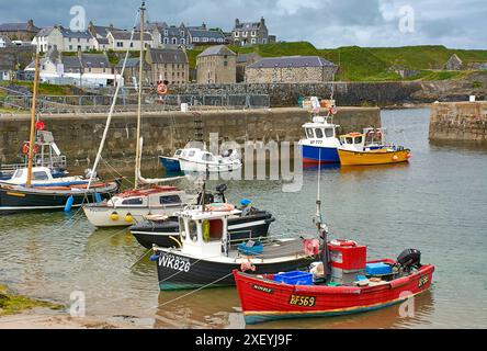 Portsoy Boat Festival farbenfrohe Reihe von kleinen Fischerbooten im Hafen Stockfoto