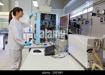 Mikro-GC. Mikroaktivität. Automatischer und computergestützter Laborreaktor für Reaktionen katalytischer Mikroaktivität mit Reaktorumgehung, Vorwärmer-Verdampfung Stockfoto