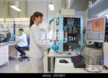 Mikro-GC. Mikroaktivität. Automatischer und computergestützter Laborreaktor für Reaktionen katalytischer Mikroaktivität mit Reaktorumgehung, Vorwärmer-Verdampfung Stockfoto