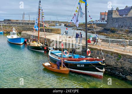 Portsoy Boat Festival kleine Boote, die mit Fahnen im alten Hafen vertäut sind Stockfoto