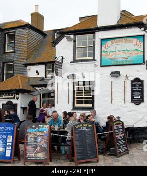 Sloop Inn, St Ives Cornwall, Großbritannien - Leute sitzen an Tischen vor dem Pub, essen, trinken und plaudern Stockfoto