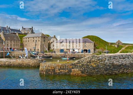 Portsoy Boat Festival die alten Steinmauern des Hafens und vertäute Boote Stockfoto