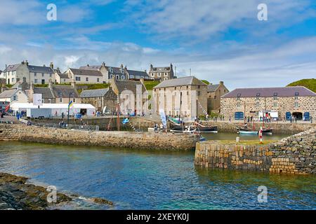 Portsoy Boat Festival der alte Hafen die Häuser Steinmauern und vertäute Boote Stockfoto